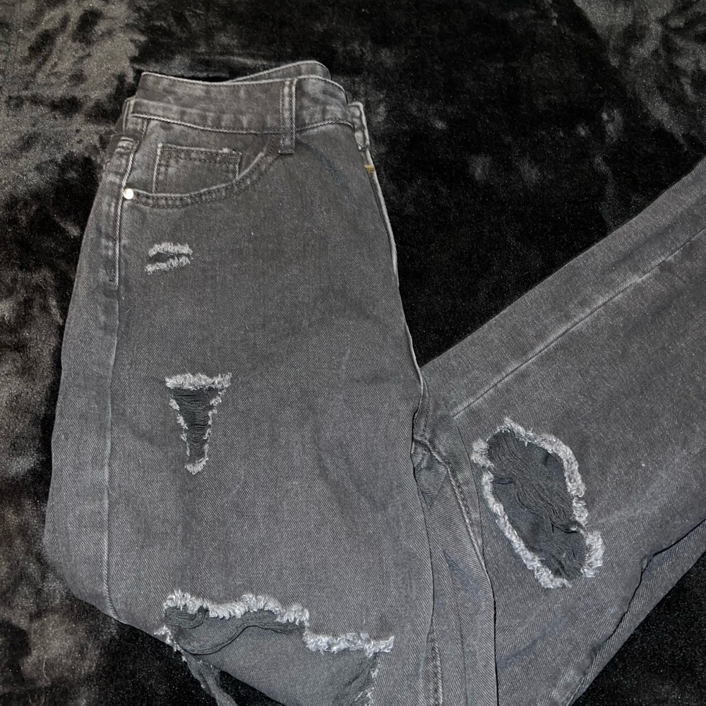 black ripped boyfriend/mom jeans